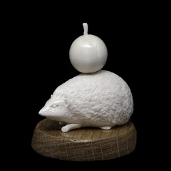 скульптура "ёж с яблоком"