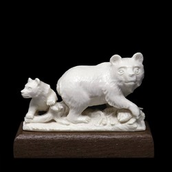 скульптура "медведица и медвежонок"